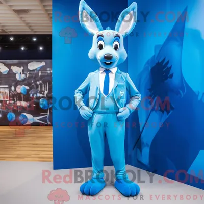 Produktbild von Maskottchen REDBROKOLY eines blauen Rehs bekleidet mit Anzughose und Fußkettchen