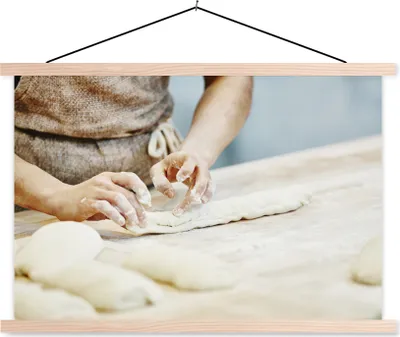 Produktbild von MuchoWow® Textilposter Ein Bäcker, der Baguettes zubereitet 120x80 cm mit holzfarbenen Rahmen - Aufhängeset