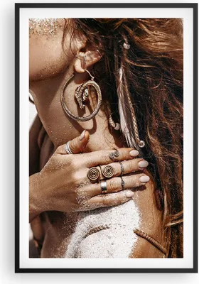 Produktbild von Gerahmtes Poster - Schwarzer Rahmen - Sand Frau Schmuck - 61x91,5 cm - Wand Bild - Wanddeko - Wandbilder - Kunstposter - Wandposter - Bilderrahmen - Bilder - Kunstdruck - P2BPA61x91-4802