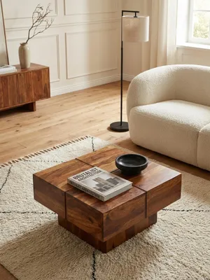Quadratischer Sofatisch aus Sheesham Holz von oben betrachtet, zeigt die geometrische Tischplatte und die perfekte Integration in eine moderne Sitzgruppe im Wohnzimmer._#sku_SAFWL6.549#
