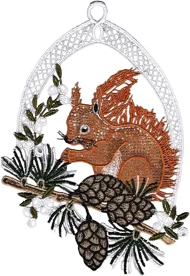 Ein kunstvoll gestaltetes Eichhörnchen aus Spitze sitzt auf einem Ast mit Tannenzapfen und Tannenzweigen umgeben von einem dekorativen Rahmen