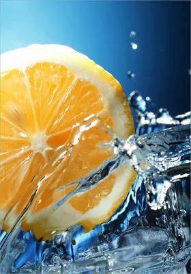 Produktbild von Wallario Poster - Orange in spritzigem Wasser vor blauem Hintergrund, Kunstdruck Größe: 70 x 100 cm