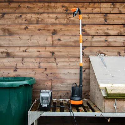 Produktbild von Yardforce Akku-Regenfasspumpe LX CWP1 mit einem kraftvollen Druck von 2 bar orange-schwarz One Size