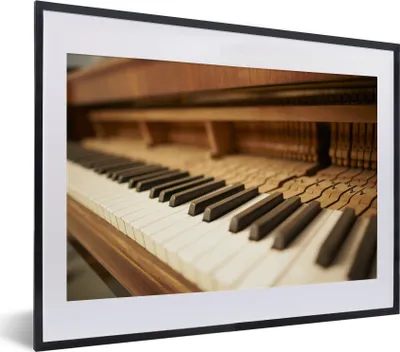 Produktbild von MuchoWow® MuchoWow® Gerahmtes Poster Eine Nahaufnahme eines Holzklaviers 40x30 cm - Poster mit zchwarzem Bilderrahmen - Bilderrahmen - Poster im Rahmen