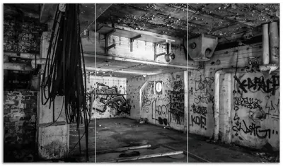 Produktbild von Wallario Herdabdeckplatte aus Glas, Größe 90 x 52 cm 3-teilig, Motiv Alte verlassene Fabrik in schwarz weiß mit Graffiti
