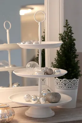 Produktbild von Etagere BLOMSTER weiß aus Metall mit skandinavischem Blumenmuster Metalletagere