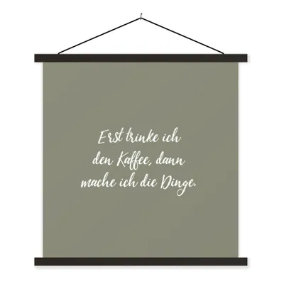 Produktbild von MuchoWow® Textilposter Erst trinke ich den Kaffee, dann mache ich die Dinge - Sprichwörter - Zitate - Kaffee 120x120 cm mit schwarzem Rahmen - Aufhängungsset