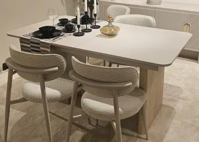 Produktbild von Exklusives Beiges Esszimmer-Set Designer Holztisch 4x Textilstühle
