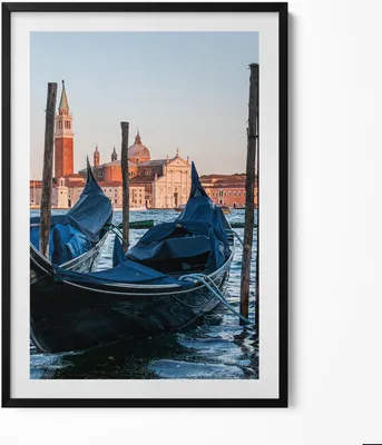 Produktbild von Venezianische Gondeln auf dem Wasser Italien– Wandbild mit Rahmen – Gerahmtes Bild  – Wanddekoration – 70x100 cm –  Schwarz Rahmen