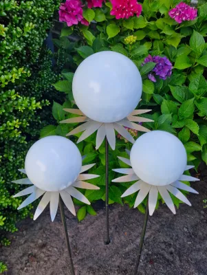 Produktbild von Blütenzauber Milano 3er Set Rosenkugel 15/10/10 cm Edelstahl weiß matt gebürstet Gartenstecker Deko mit Stab 80 cm