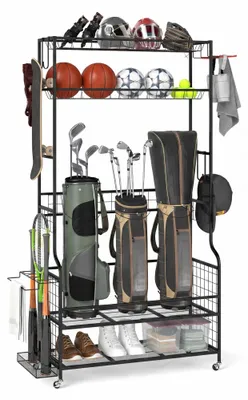 Immagine prodotto di KOMFOTTEU, organizer per golf, ideale per riporre 2 sacche da golf e accessori. Scaffale per golf con ganci, cesto e ruote, perfetto per organizzare sacche da golf in garage o cantina