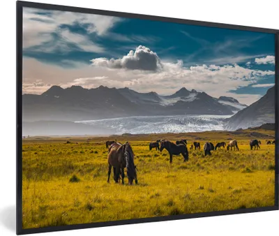 Produktbild von MuchoWow® Gerahmtes Poster Island - Berge - Pferde 60x40 cm - Poster mit Schwarzem Bilderrahmen Wandposter Rahmen Foto Bilder - Printing - Wanddeko Schlafzimmer
