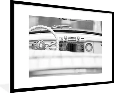 Produktbild von MuchoWow® Gerahmtes Poster Interieur eines Oldtimers - schwarz und weiß 90x60 cm - Poster mit Schwarzem Bilderrahmen Wandposter Rahmen Foto Bilder - Wanddekoration - Fotos