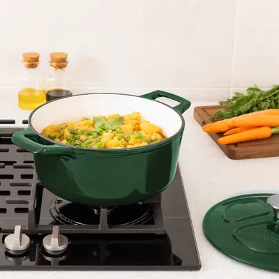 Produktbild von Navaris Gusseisen Topf Bratentopf Kochtopf 2,5l - Ø 20cm Bräter emailliert temperaturbeständig spülmaschinenfest - alle Speisen und Kochflächen - grün