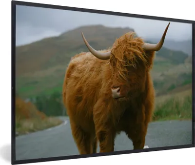 Produktbild von MuchoWow® Gerahmtes Poster Schottischer Highlander - Berg - Straße 90x60 cm - Poster mit Schwarzem Bilderrahmen Wandposter Rahmen Foto Bilder - Fotorahmen - Foto-Plakat