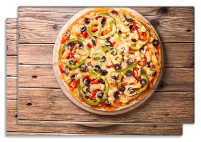 Produktbild von Wallario Frühstücksbrettchen 2er Set aus Glas, je 20 x 30 cm, mit rutschfesten Füßen, Motiv Italienische Pizza mit Peperoni, Oliven. Paprika und Käse