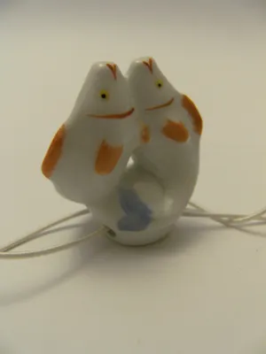 Produktbild von Porzellan Tropfenfänger Fische, handbemalt für Kaffee- oder Teekannen, Figur Tiere
