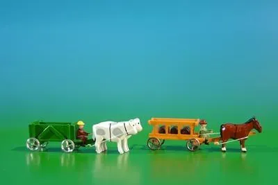 Produktbild von Miniaturen Kastenwagen und Leiterwagen mit Kutscher BxH 9x3,5cm NEU