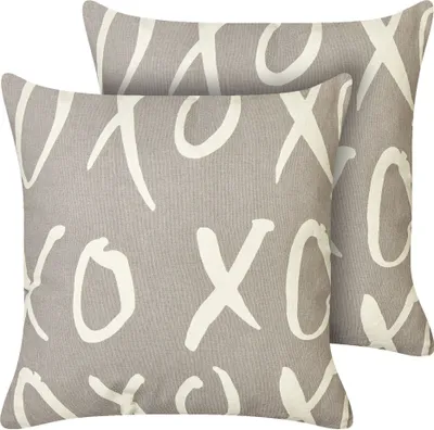 Produktbild von BELIANI Dekokissen 2er Set Grau aus Baumwolle 45 x 45 cm Quadratisch mit XO Muster Schriftzug Modern Deko für Sofa Sessel Bett Wohnzimmer Schlafzimmer