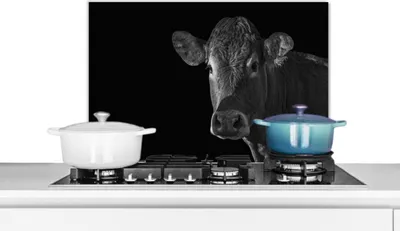 Produktbild von KitchenYeah®  Spritzschutz Küche - Küchenrückwand - Wandschutz für Herd und Spüle - Kuh - Tiere - Schwarz - Weiß - Porträt 70x50 - Alu-Dibond (Alternative zum Spritzschutz aus Glas) - Hitzebeständig -