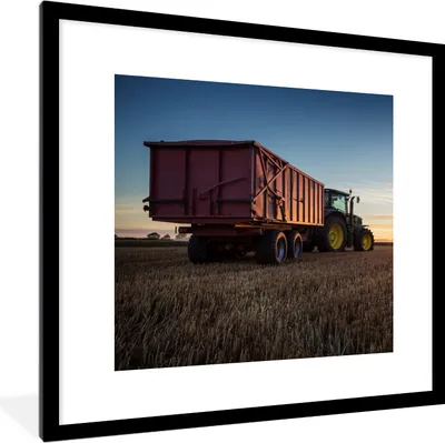 Produktbild von MuchoWow® Gerahmtes Poster Traktor - Grün - Sonnenuntergang - Horizont - Grün - Landleben 40x40 cm - Poster mit Schwarzem Bilderrahmen Wandposter Rahmen Foto Bilder - Poster - Plakat im Rahmen