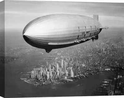Productafbeelding van Fotografie van een luchtschip - Canvasprint - USS Macon (ZRS-5) in de lucht boven de haven van New York, 1933 - 70 x 50 cm