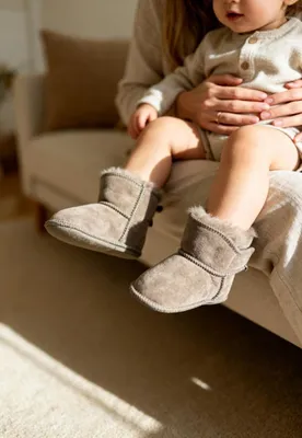 Produktbild von Baby Lammfellschuhe MIT KLETTVERSCHLUSS Camel – Weich, warm & rutschfest - Schuhgröße: EUR 16-17