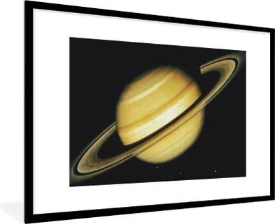 Produktbild von MuchoWow® Gerahmtes Poster Saturn mit einer gelben Farbe 90x60 cm - Poster mit Schwarzem Bilderrahmen Wandposter Rahmen Foto Bilder - Wanddekoration - Fotos