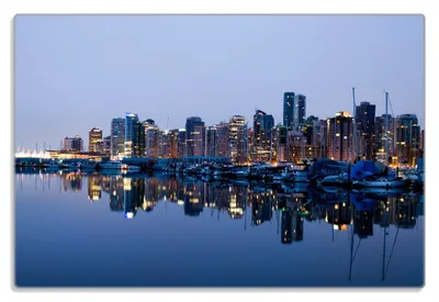 Produktbild von Wallario Frühstücksbrettchen aus Glas 20 x 30 cm mit rutschfesten Füßen, Motiv Skyline von Vancouver