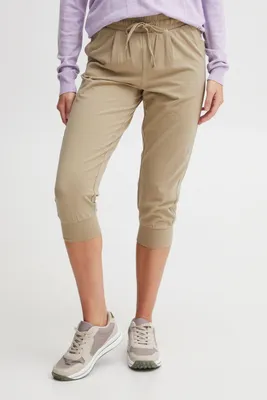 Zdjęcie produktu dla Spodnie damskie OXMO OXOdda, materiałowe, typu Capri, wykonane z pojedynczej dzianiny (single jersey), bawełna z dodatkiem Elasthanu. Krótkie spodnie dresowe z elastycznym pasem i sznurkiem, krój regular