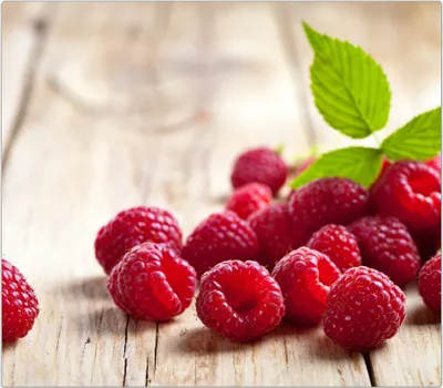 Produktbild von Spritzschutz Herdabdeckplatte Schneidebrett aus Glas Himbeeren auf Holz 1-Teilig (60x52cm)