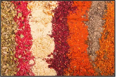 Produktbild von Wallario Wandbild Bunte Gewürze in Streifen - Chili, Curry usw, Größe: 61 x 91,50 cm, Poster mit schwarzem Aluminiumrahmen