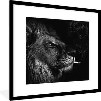 Produktbild von MuchoWow® Gerahmtes Poster Löwe - Rauchen - Schwarz - Weiß 40x40 cm - Poster mit Schwarzem Bilderrahmen Wandposter Rahmen Foto Bilder - Poster - Plakat im Rahmen