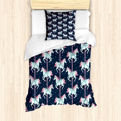 Produktbild von ABAKUHAUS Baby Mantele, Karussell-Pferde Kinder, Milbensicher Allergiker geeignet mit Kissenbezügen, 135 cm x 200 cm - 80 x 80 cm, Indigo Blassblau Rosa