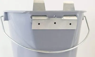 Immagine prodotto di Kerbl Aufhängeblech / Befestigung für Tränkeeimer - 1410