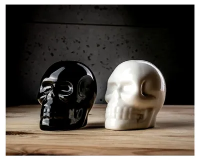 Produktbild von Salz- und Pfefferstreuer in Form eines Totenkopfs aus Keramik
