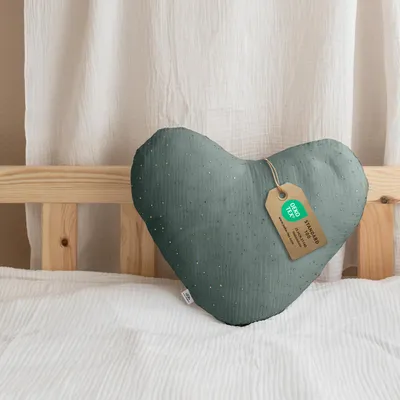 Imagen del producto de Cojín decorativo corazón verde sin volantes, con aplicación dorada - muselina