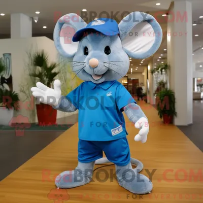 Produktbild von Maskottchen REDBROKOLY einer blauen Maus mit Shorts und Mütze