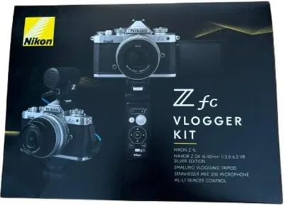Produktbild von NIKON Z fc + Z 16-50 Silber Vlogger-Kit mit Stativ + Mikrofon + Fernbedienung