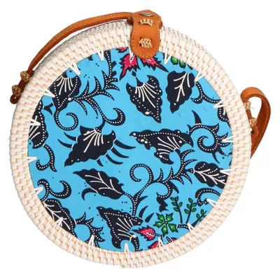 Produktbild von Geflochtene Strohtasche Orange mit Muscheln und Federn Nachhaltig und Handgefertigt Clara UNICA 20x20x10 cm