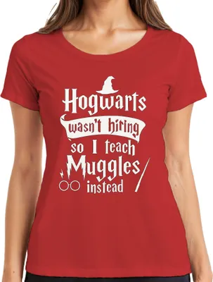 Productafbeelding van Hogwarts was niet op zoek naar nieuwe docenten, dus geef ik les aan gewone mensen. Harry Potter Halloween dames T-shirt, rood, maat L