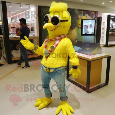 Produktbild von Zitronengelbes REDBROKOLY Tandoori-Huhn Maskottchen kostüm gekleidet in Boyfriend-Jeans und Armbanduhren