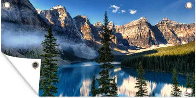 Produktbild von MuchoWow® 80x40 cm Outdoor-Poster Gartendeko Sichtschutz Garten Poster für den Garten  Nebliger Morgen über dem nordamerikanischen Moraine Lake in Kanada