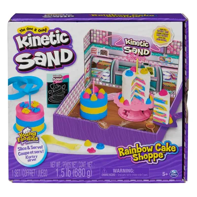 Immagine prodotto di Kinetic Sand Rainbow Cake Shoppe, 680 g di sabbia da gioco gialla, rosa, blu e bianca profumata alla vaniglia, 10 attrezzi da cucina e accessori, giocattoli sensoriali per bambini dai 5 anni in su