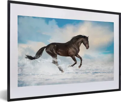 Produktbild von MuchoWow® Gerahmtes Poster Schwarzes Pferd im Schnee 60x40 cm - Poster mit Schwarzem Bilderrahmen Wandposter Rahmen Foto Bilder - Schlafzimmer - Plakat in Rahmen - Drucken