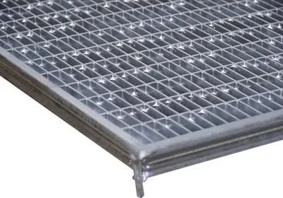 Produktbild von Wolfa Pressgitterrost für Lichtschacht 126x43 cm (Masche 30x10 mm) (Rostmaß BxHxT 131,5x3,1x41,3 cm)