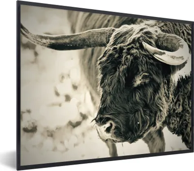 Produktbild von MuchoWow® Gerahmtes Poster Schottischer Highlander - Schnee - Hörner 80x60 cm - Poster mit Schwarzem Bilderrahmen Wandposter Rahmen Foto Bilder - Schwarzem - Mit Gestell