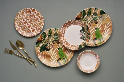 Productafbeelding van Hermia Concept, hoogwaardige serviesset bestaande uit 24 delen, gemaakt van 100% keramiek, kleur: oranje | 6 serveerplaten (25x25x2,5 cm), 6 borden (21x21x3,5 cm), 6 kommen (14x14x4,5 cm), 6 dessertborden (19x19x2 cm) | Geschikt voor vaatwasser en magnetron.