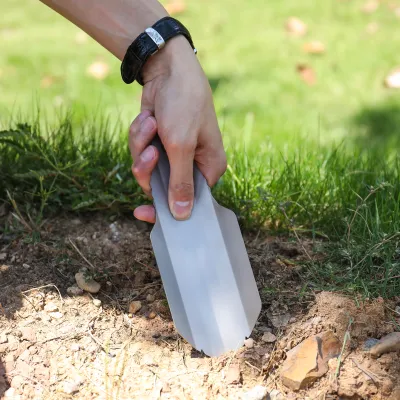 Produktbild von Tytanowa łopata outdoorowa - ultralekka i przenośna - idealne narzędzie kempingowe do kopania i prac ogrodowych, wszechstronne zastosowanie