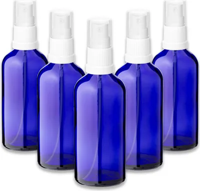 Produktbild von 5x Blaue Glasflasche 100 ml mit weißem Zerstäuber Sprükopf Pumpspray